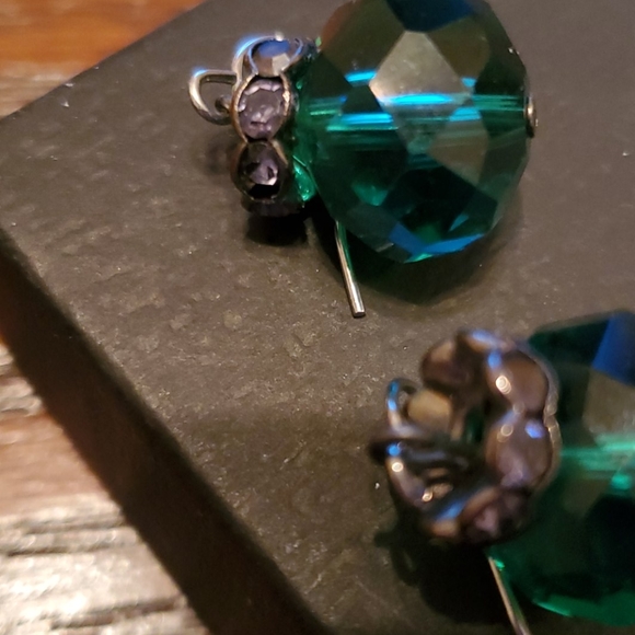 GREEN GLASS FASHION  EARRINGS - Picture 3 of 4
